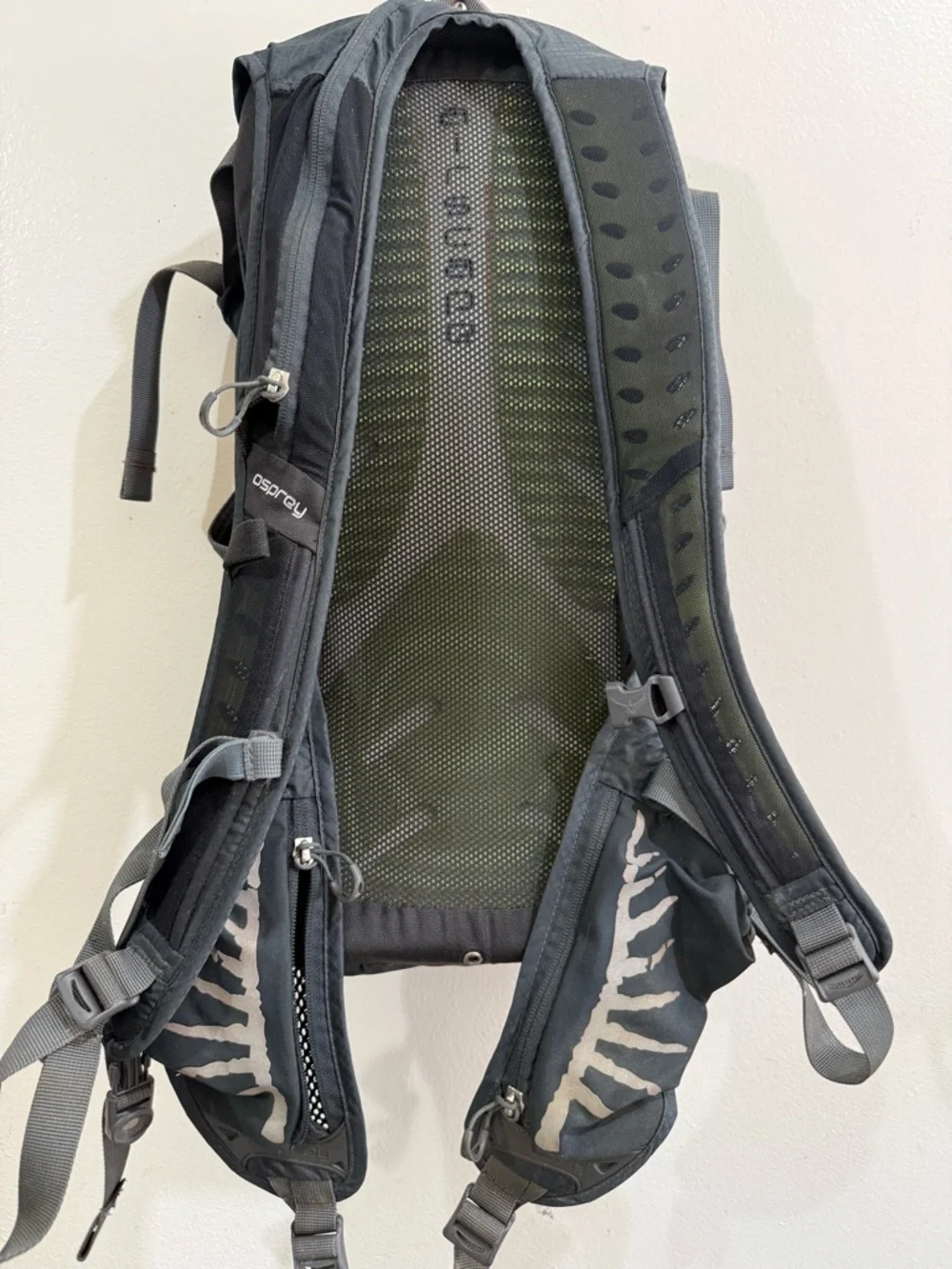 OSPREY Raptor 14 Backpack in Black with Gray Accents